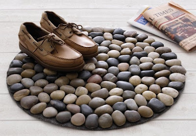 Tapete con piedras para colocar los zapatos en la paya