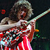 Pagini din istoria muzicii rock: Edie Van Halen, chitaristul trupei Van Halen împlineşte 50 de ani (video)