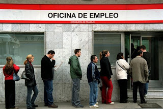Cola de personas desempleadas ante una oficina del paro