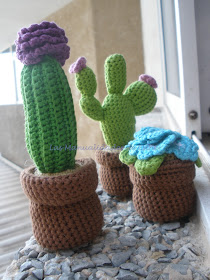 Cactus con flor, cactus Nopal y maceta con flores azules realizadas a crochet