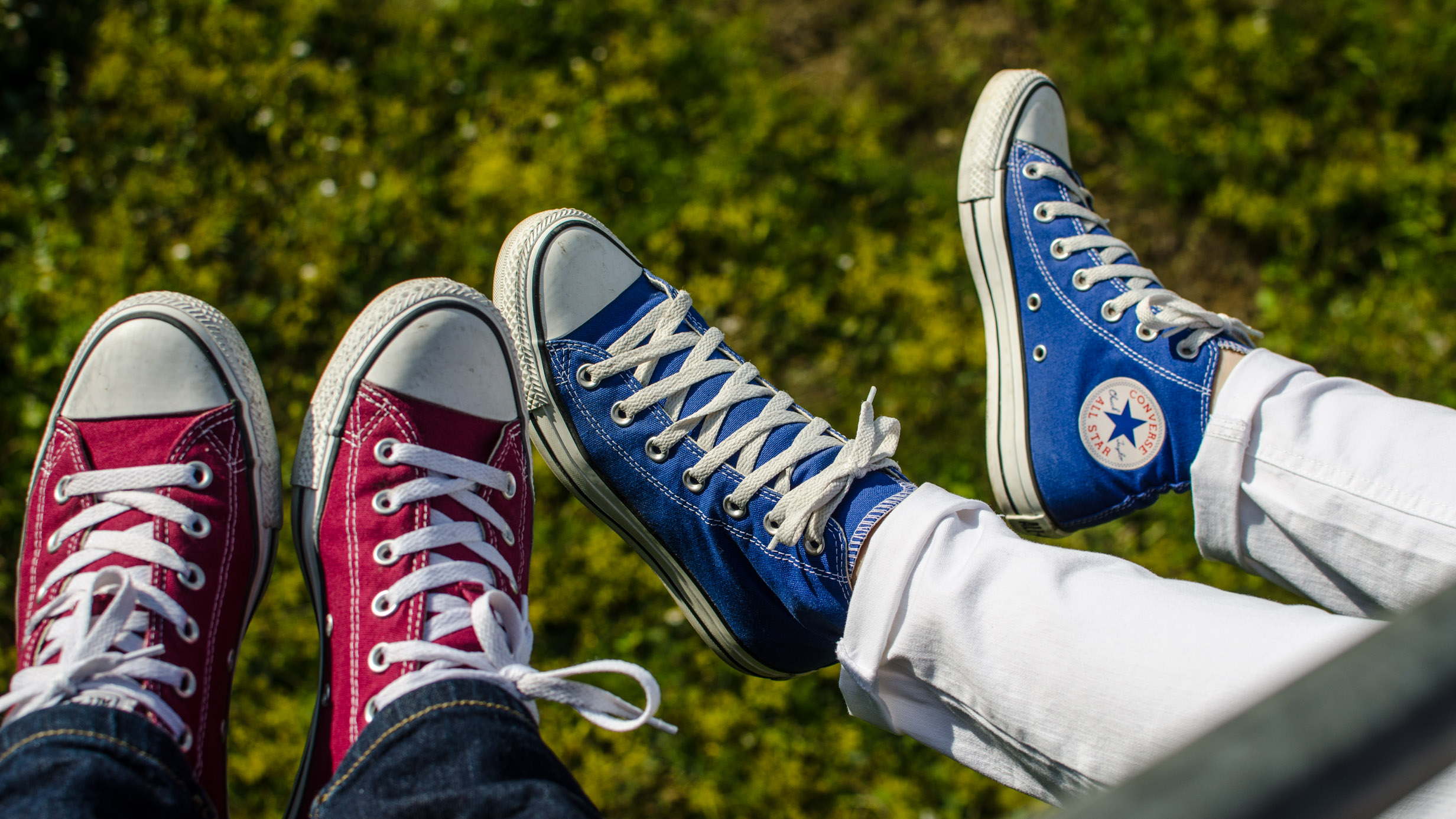 white jeans loose boyfriend shirt fuchsia bag zara C&A converse cobalt blue sneakers holiday outfit mountains