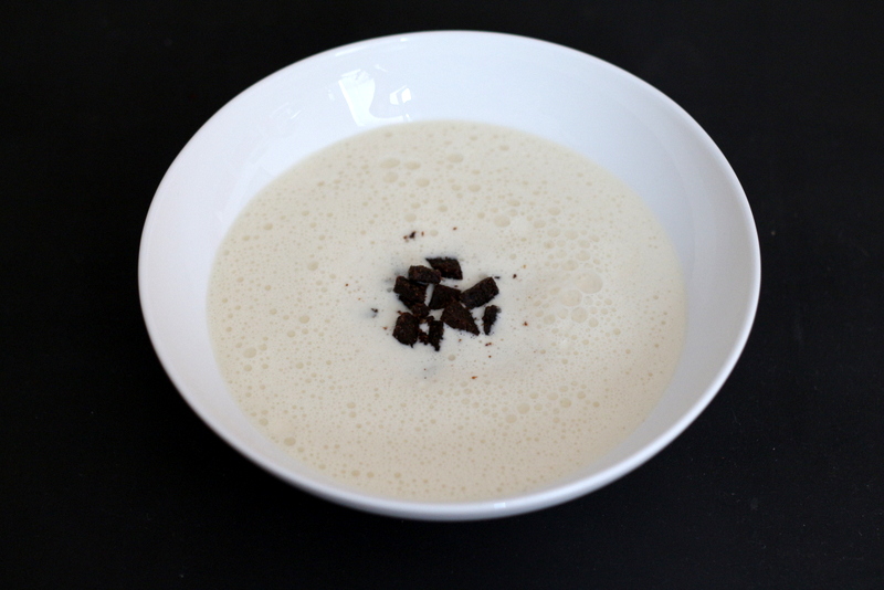 Handkässuppe mit Schwarzbrot-Krachelscher, 2. Gang im Supperclubmenü | Arthurs Tochter Kocht by Astrid Paul