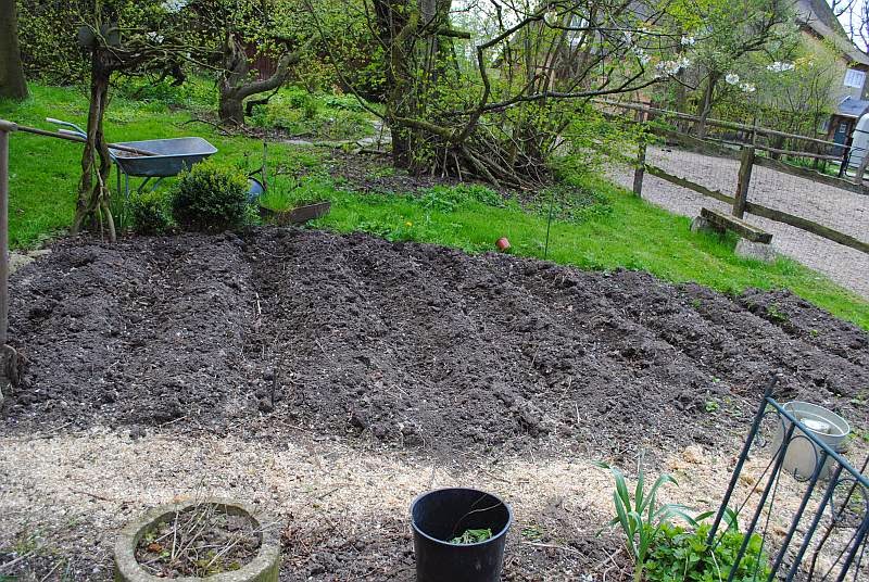 [Bild: 1gemuesebeet+westseite_20140420.jpg]