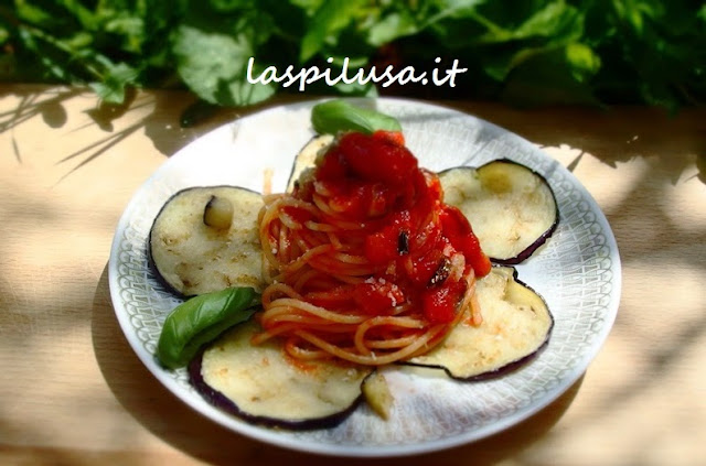 ricetta siciliana della pasta alla norma: melanzane fritte pomodoro fresco e ricotta salata