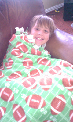 how to make a no-sew fleece blanket