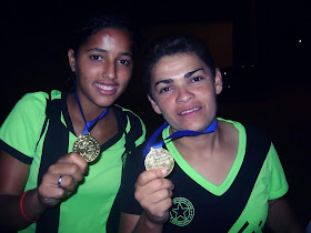 BONECA E GRAZY RECEBENDO A MEDALHA