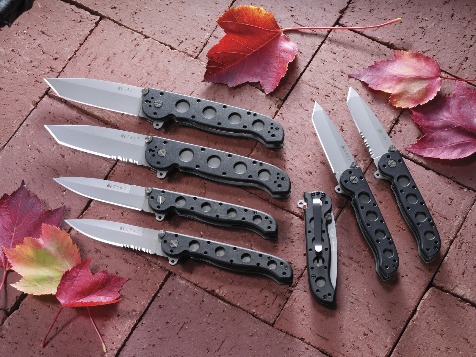 DarkThreads News Bugout bag essentials knives