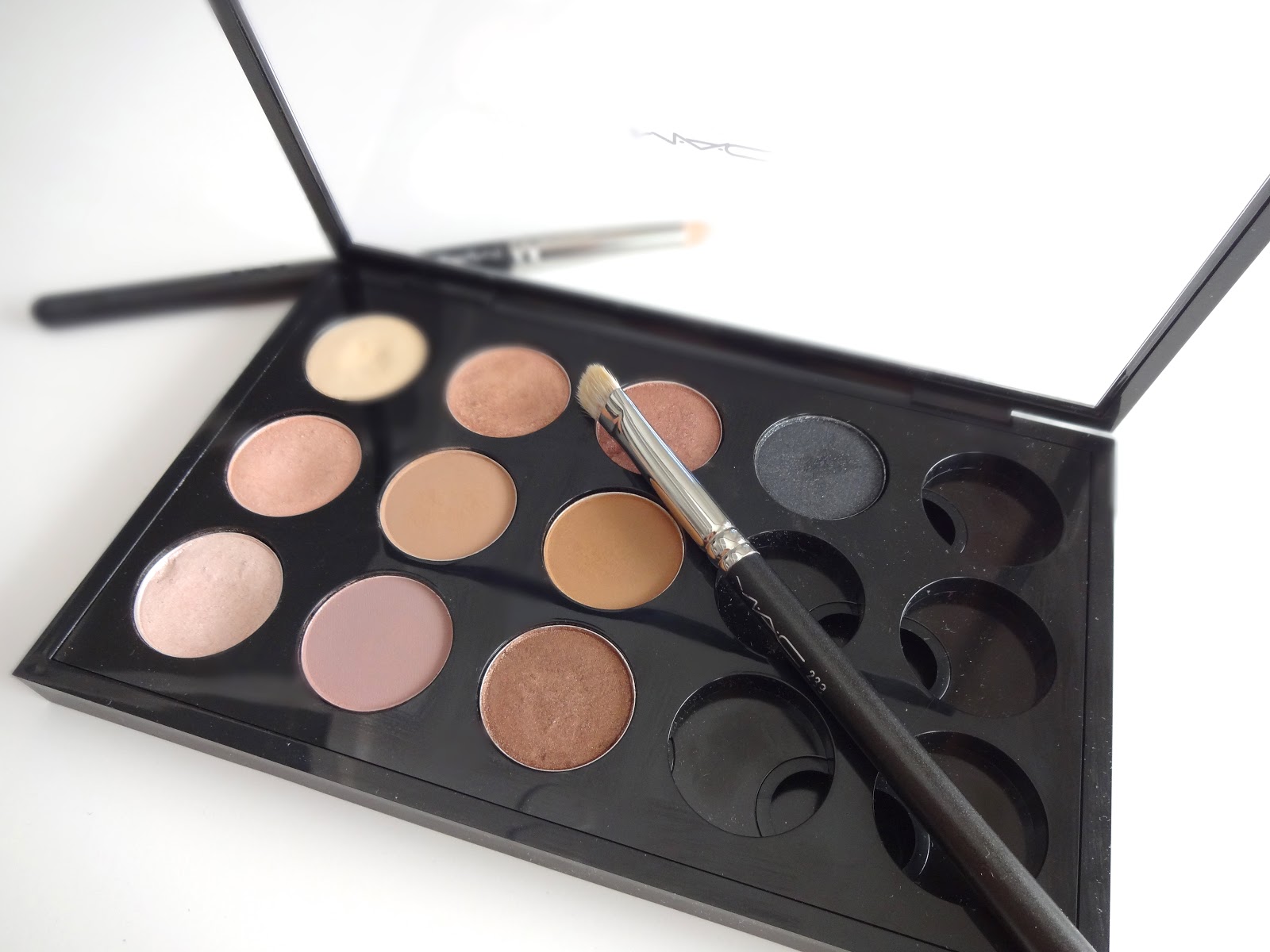 A Little Beauty Luxury MAC Eyeshadow Collection & Favorite Combinations
