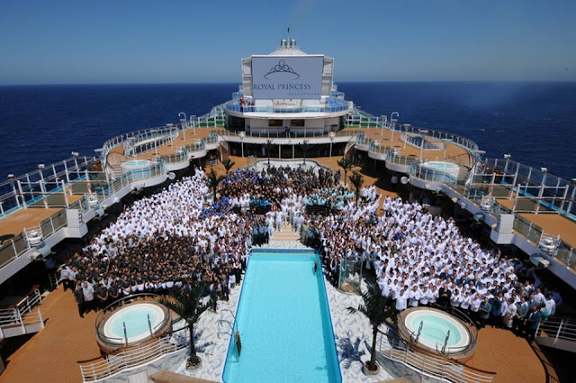 http://2.bp.blogspot.com/-FhoxcoomisE/UbjIcoSbkcI/AAAAAAAAhFQ/S-RUb8Vf66Y/s1600/royal+princess+crew.jpg
