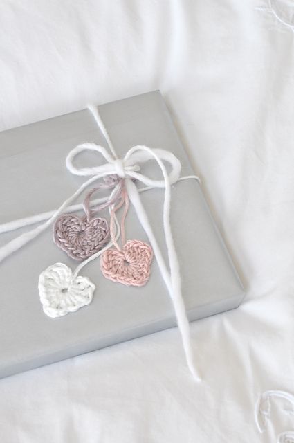 http://www.ravelry.com/projects/SusanneS-vV/how-to-crochet-a-heart