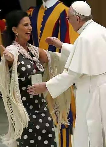 Spanish Singer Couldn't Contain Her Joy When She Met The Pope Spanish Singer Couldn't Contain Her Joy When She Met The Pope