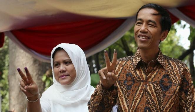 Jokowiw bersama istri taman suropati Jokowiw bersama istri taman suropati