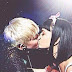 Miley Cyrus y Katy Perry comparten beso lésbico
