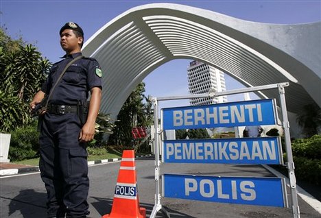 http://2.bp.blogspot.com/-FkoUZQ9z1MI/TZal10QGHZI/AAAAAAAAAmo/0TrzeXAZuU4/s1600/polis-malaysia.jpg