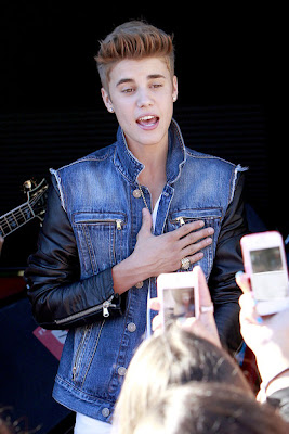 Justin Bieber Singing For Fans Outside 'The Tonight Show'