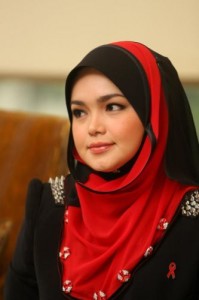 MANISNYA SITI NURHALIZA BERTUDUNG