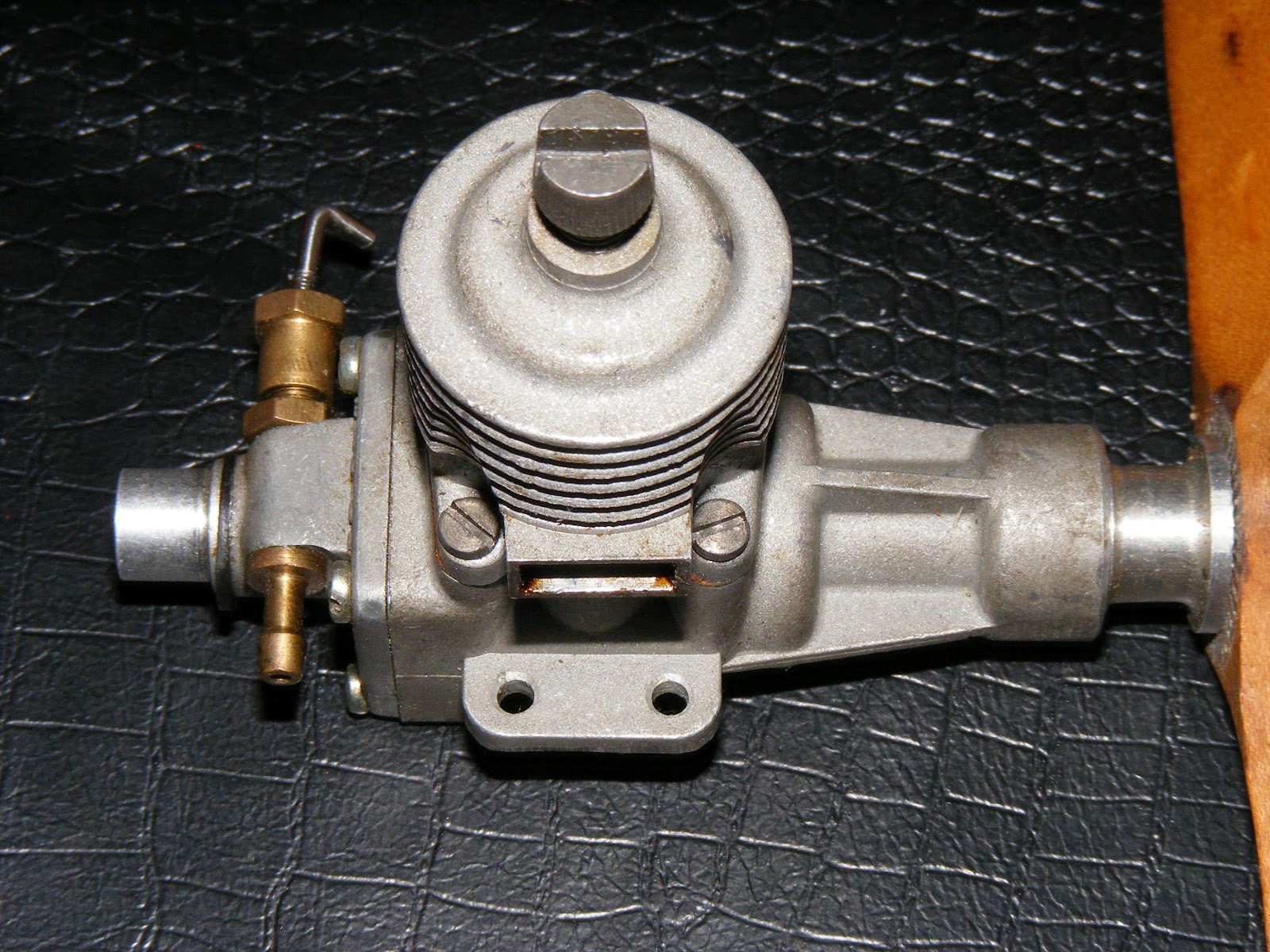 Vintage Model Airplane Engines Running RUSSIAN KMD 2.5 cc DIESEL ENGINE