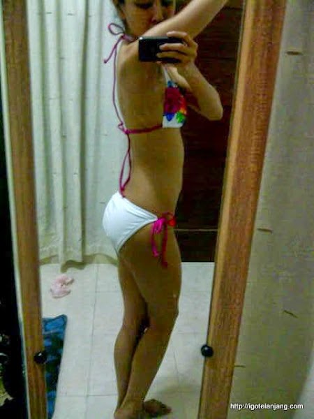 Narsis Depan Cermin Edisi Bikini Seksi Telanjang Cewe cantik mandi ampir melorot. telanjang