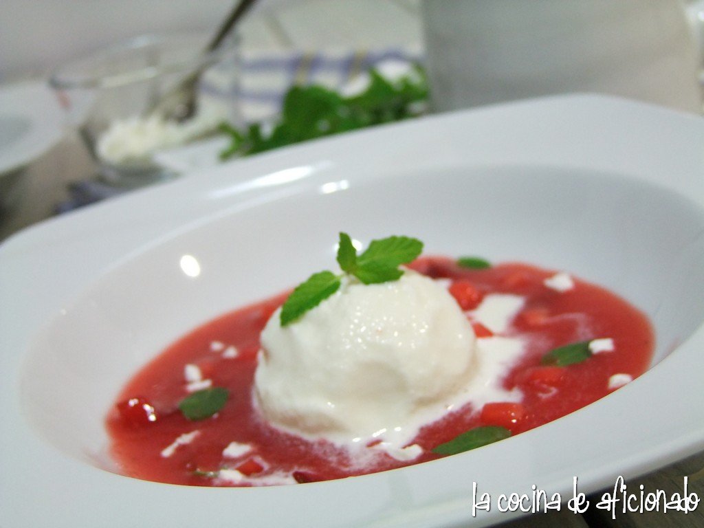la cocina de aficionado Helado de yogur griego sobre sopa de fresa y naranja
