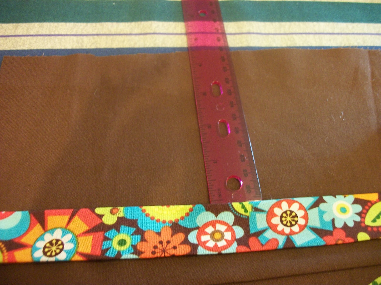 Mimi's Needle and Thread Make a ruffled Ipad pouch.