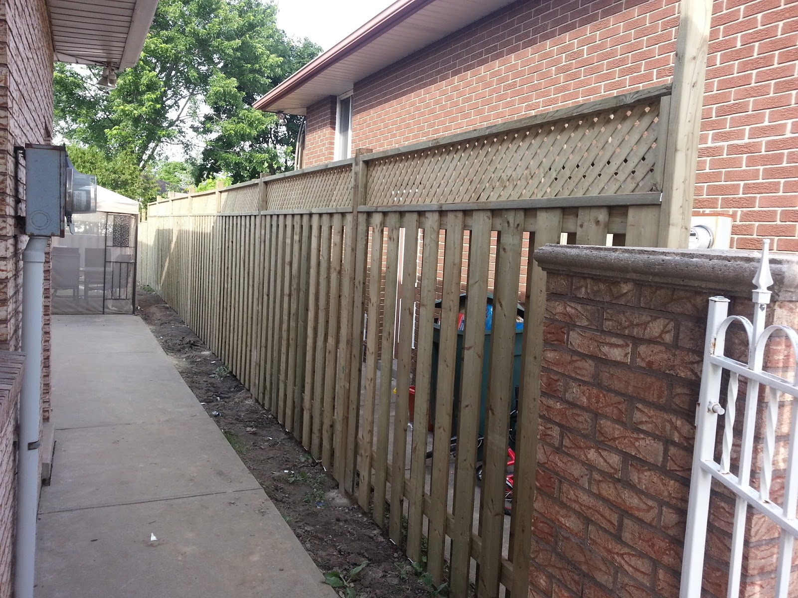 Do It Yourself Builds How to Build a SemiPrivacy Fence with Top Lattice