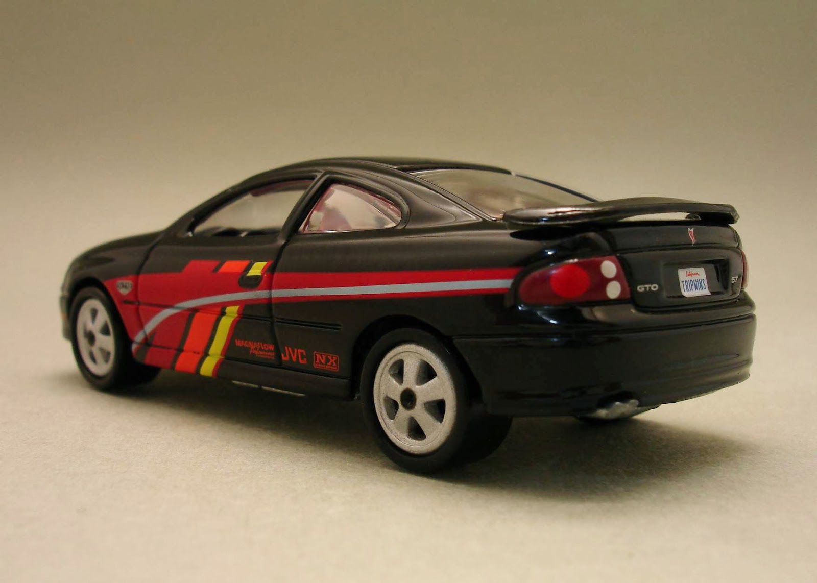 Diecast Hobbist 2004 Pontiac GTO 5.7
