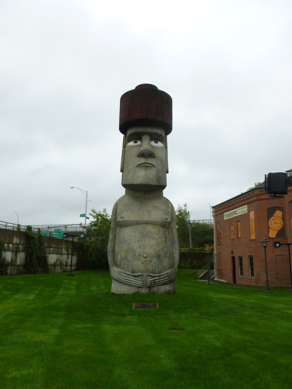 Photoops Roadside Attraction/Zippy the Pinhead Location Moai Statue