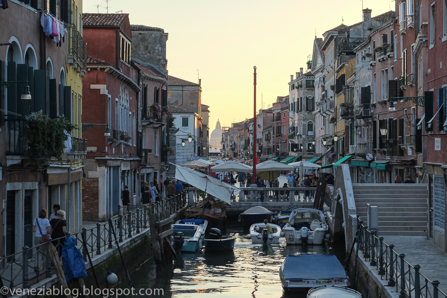 Venezia Blog 2 Views Of Early Evening Light And Life On Via Garibaldi