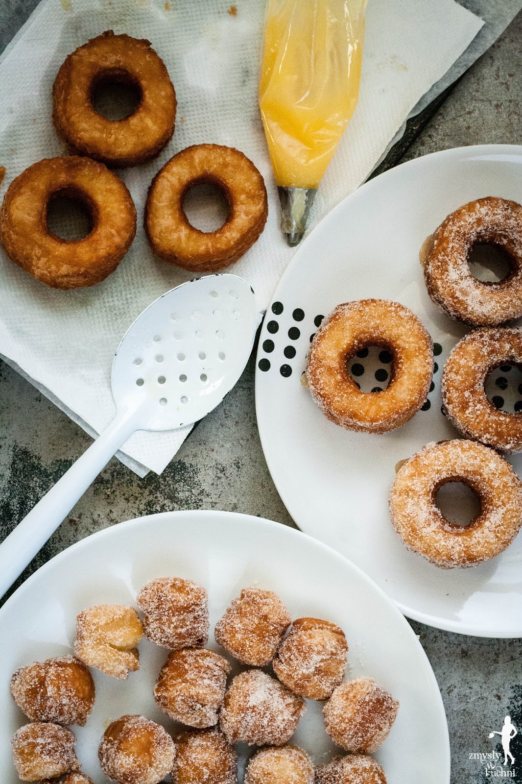 Zmysły w kuchni przepisy kulinarne, podróże, książki Pączek i