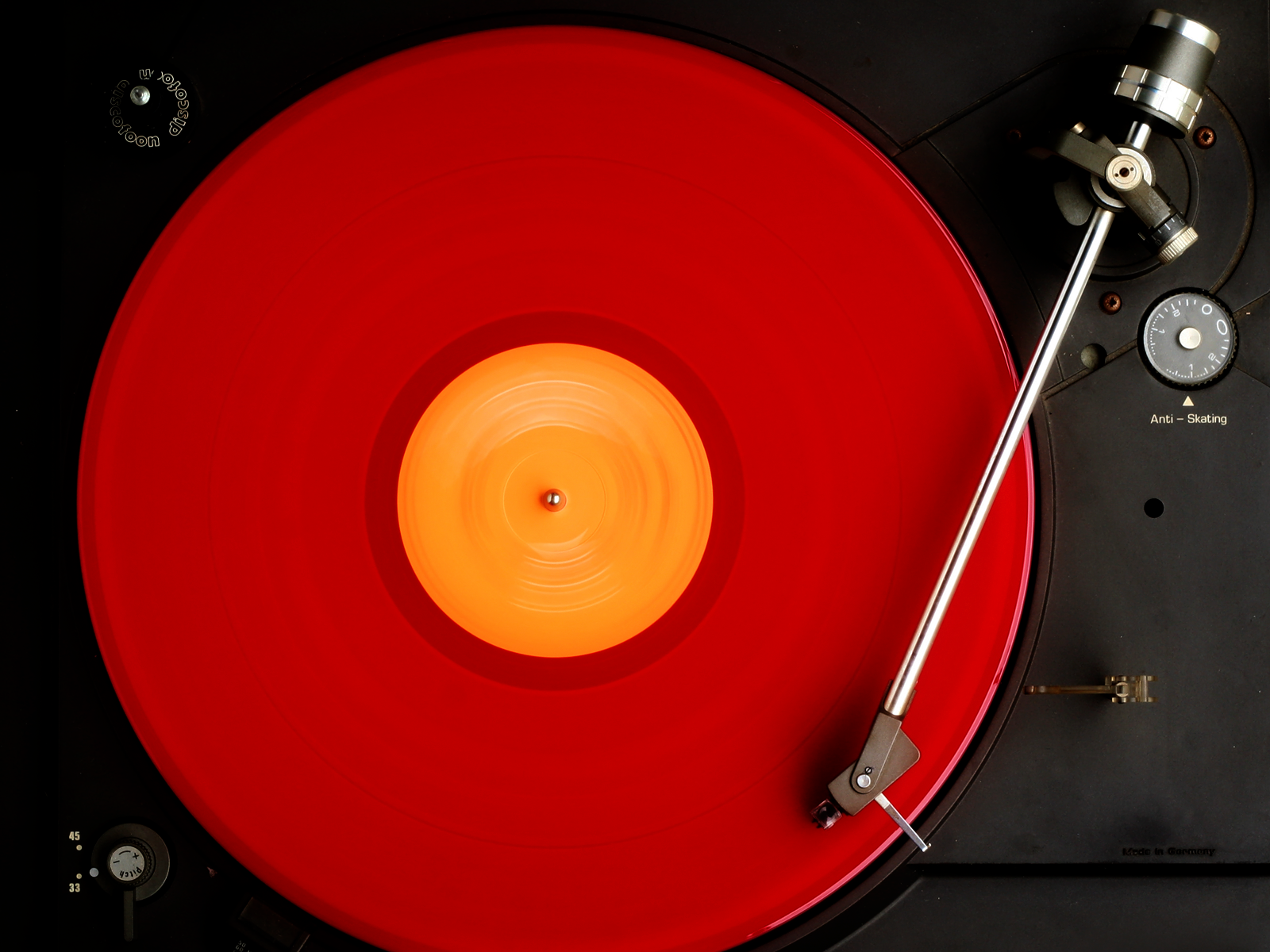 http://2.bp.blogspot.com/-FtgUsERCtzo/T_wptO_NSUI/AAAAAAAAAnQ/xJmxkj7mtNY/s1600/turntable-red-record-wall-inkbluesky.png