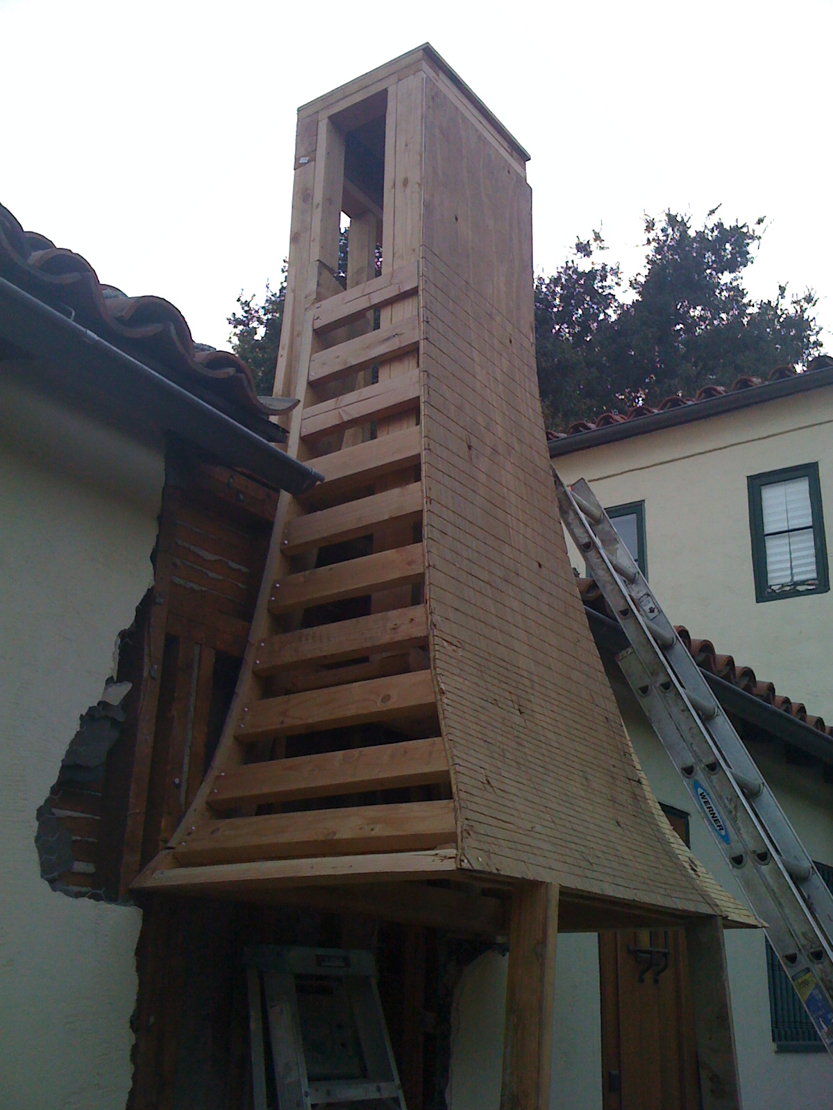 Mark Houston Associates, Inc. Hill Ave Project Outdoor kitchen chimney