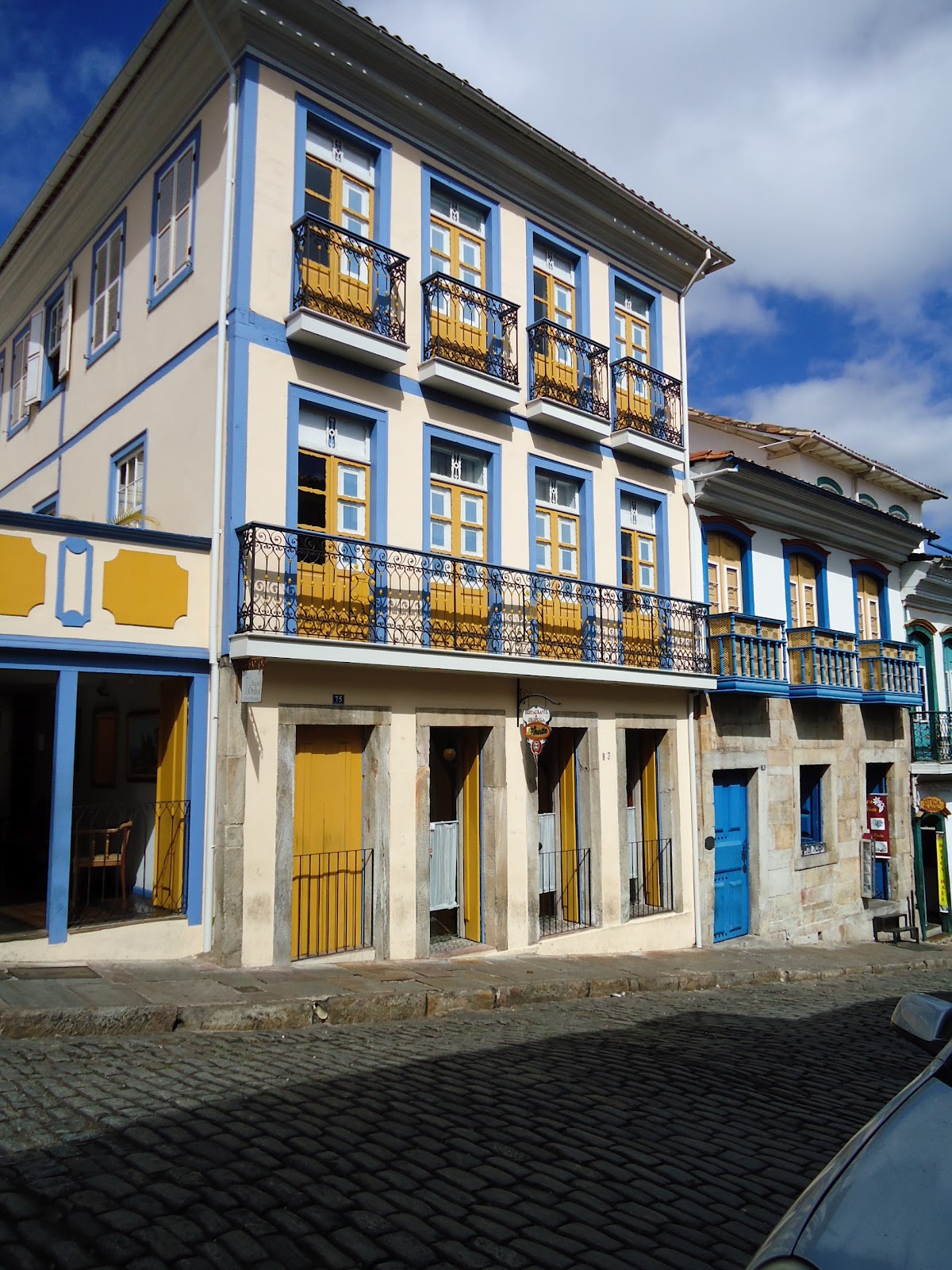 decoracao de interiores estilo colonial:Os ambientesinternos eram muitas vezes definidos pela harmoniosa decoracao de interiores estilo colonial:Os ambientesinternos eram muitas vezes definidos pela harmoniosa