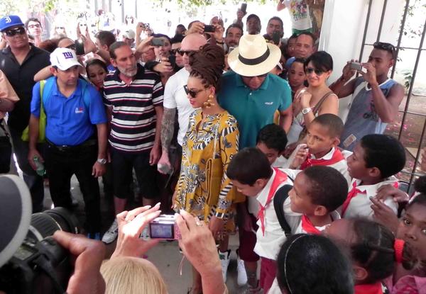 Jay Z t Beyoncé y pioneros cubanos en el casco histórico de la habana vieja Jay Z t Beyoncé y pioneros cubanos en el casco histórico de la habana vieja