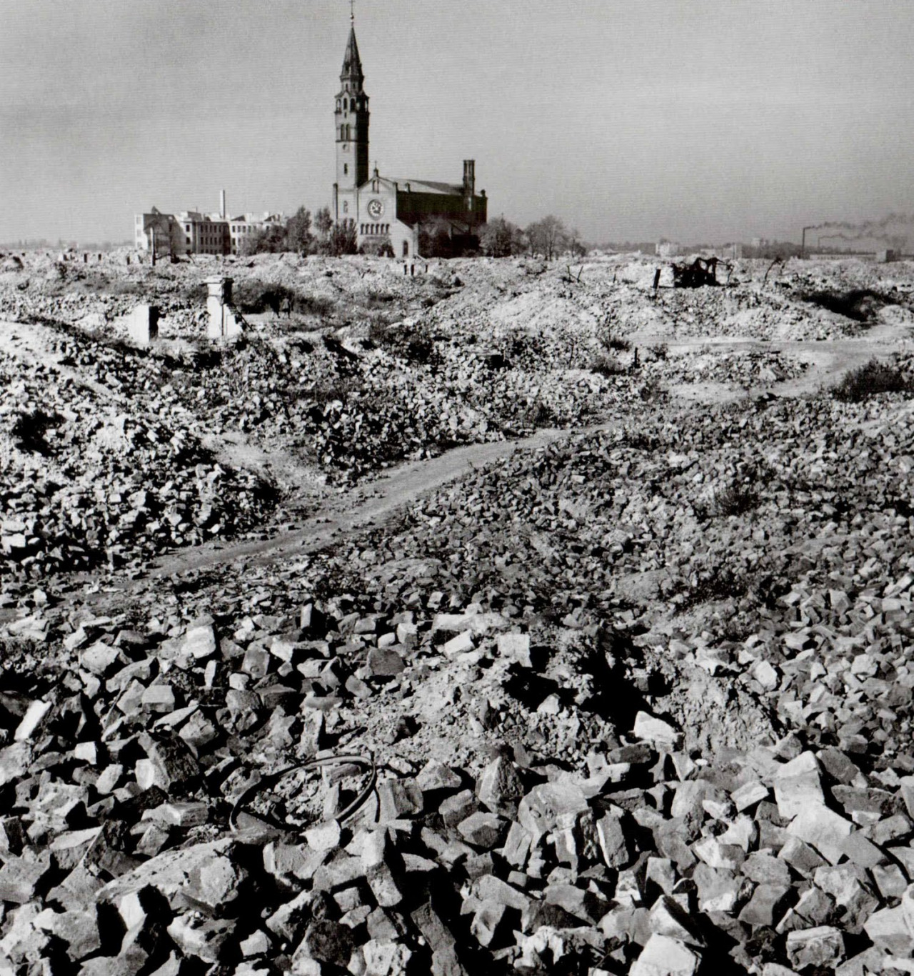 40 Amazing Historical Pictures - Robert Capa, Warsaw, Poland, October 1948. 40 Amazing Historical Pictures - Robert Capa, Warsaw, Poland, October 1948.