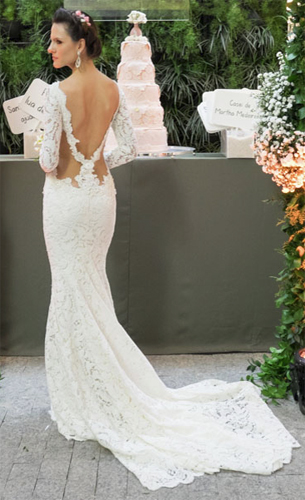 Vestido de noiva reto com cauda e decote nas costas Martha Medeiros vestido de noiva reto com cauda e decote nas costas Martha Medeiros
