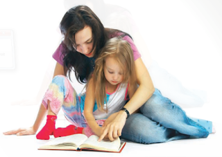 Mãe lê livro com a filha