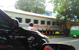 kereta api di jalan raya kereta api di jalan raya