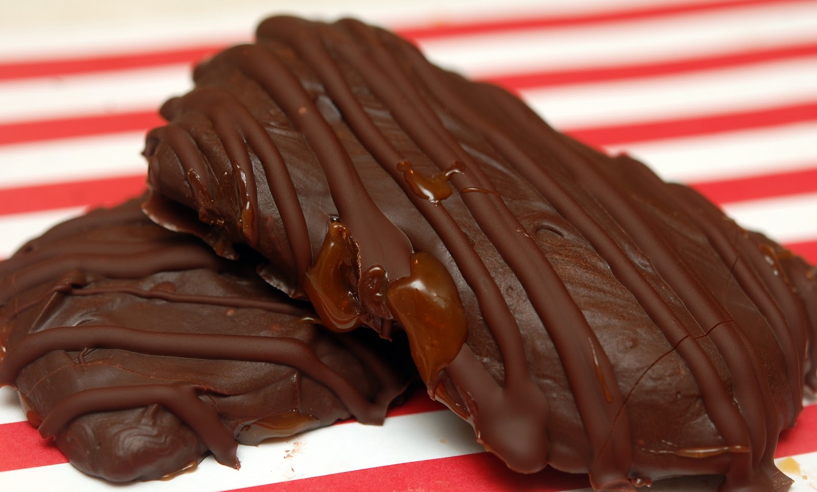 CARAMEL & CHOCOLATE DIPPED GRAHAM CRACKERS!!! Hugs and Cookies XOXO