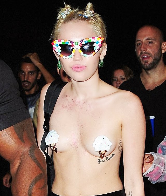 Miley Cyrus con helados en las tetas Miley Cyrus con helados en las tetas