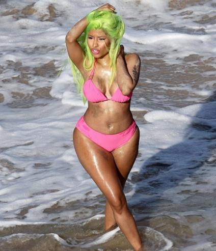 Nicki minaj is shooting the starships video in Hawaii and i was able to