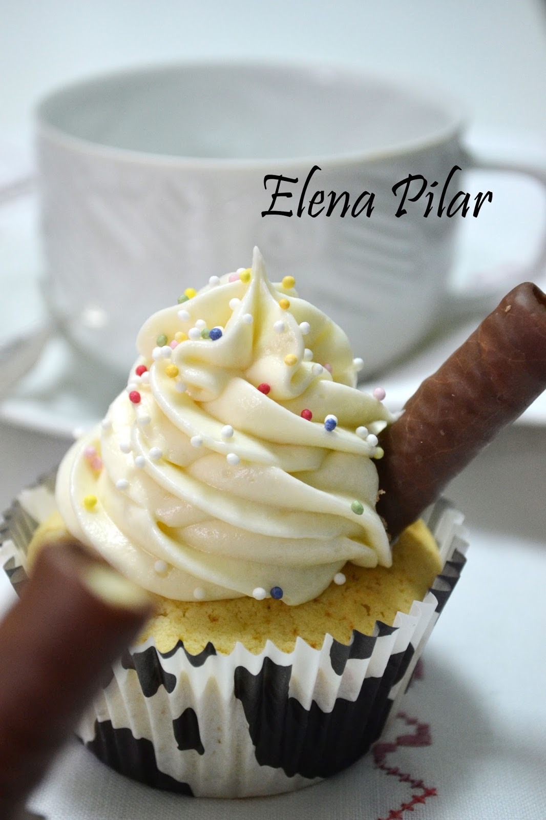 Mi Recetario por Elena Pilar Cupcakes de chocolate blanco con frosting de queso y chocolate blanco