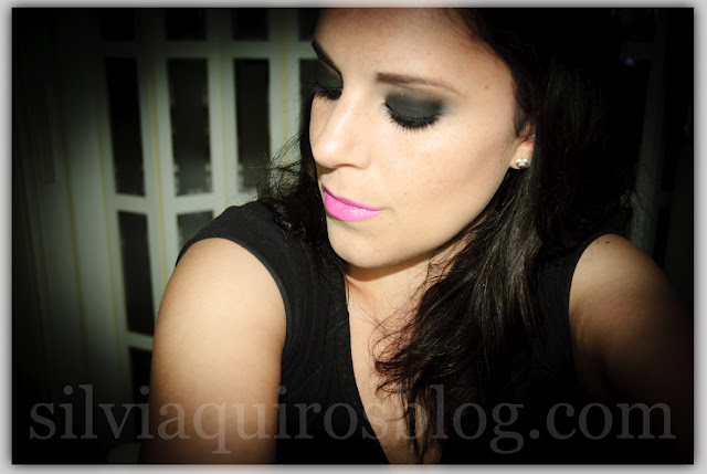 Maquillaje intenso ahumado negro y labios fucsia intense smokey eye and fuchsia lips Silvia Quiros SQ Beauty