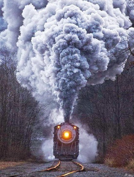 Biar betul keretapi ni asap macam gunung berapi