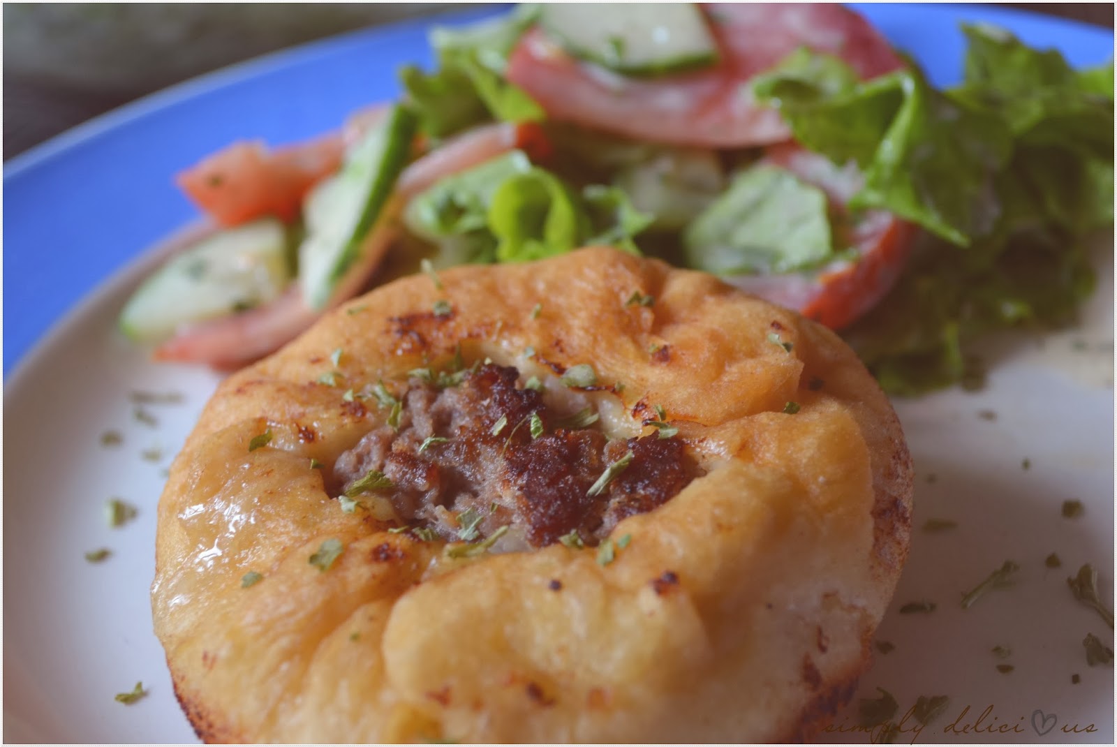 Simply delicious Beljaschi / Беляши Russische gefüllte Hackfleischtaschen