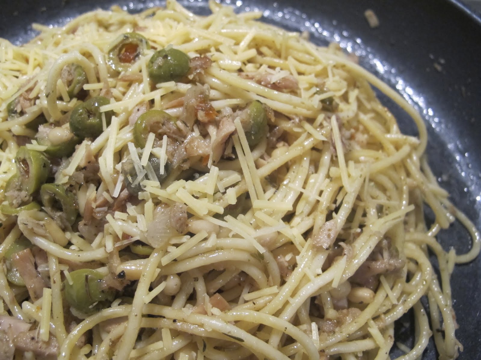 NoSetMenu Pasta with tuna, capers, green olives and pine nuts