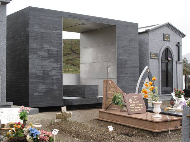 Primero Arquitectura Tumba Familiar en las Montañas, Portugal