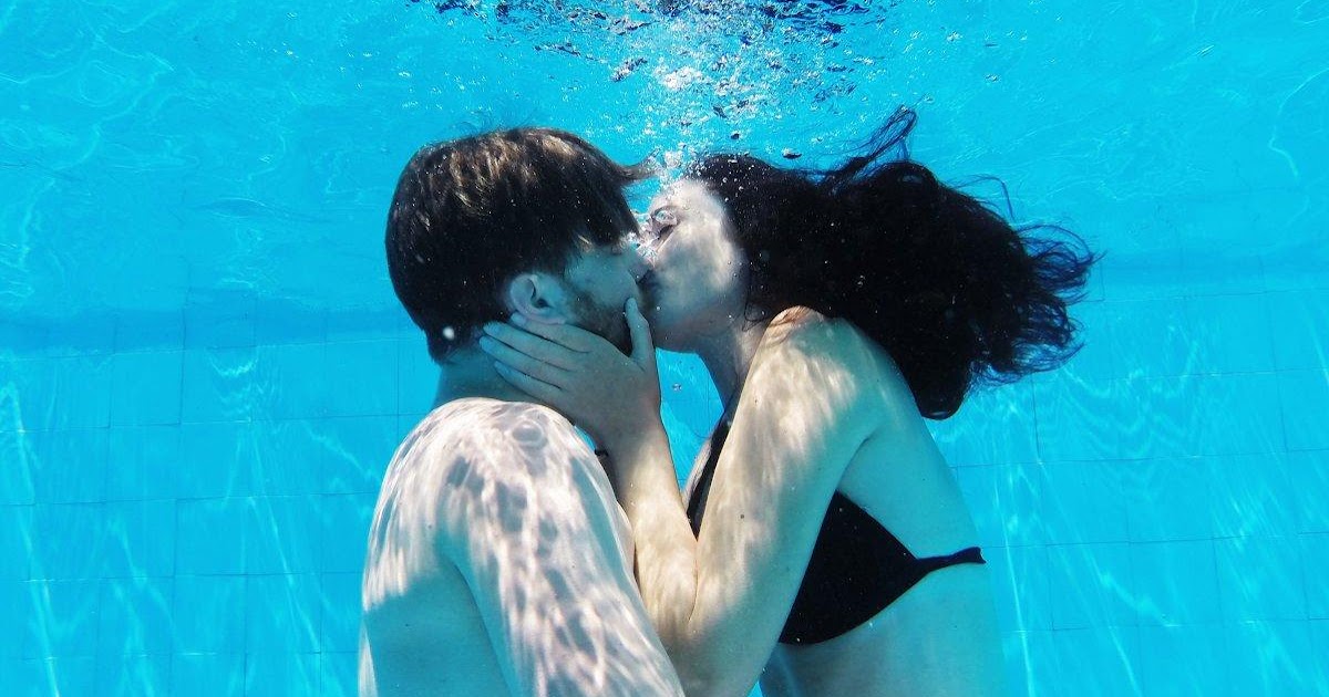 Озабоченный парень и баба занимаются сексом прямо в воде бассейна