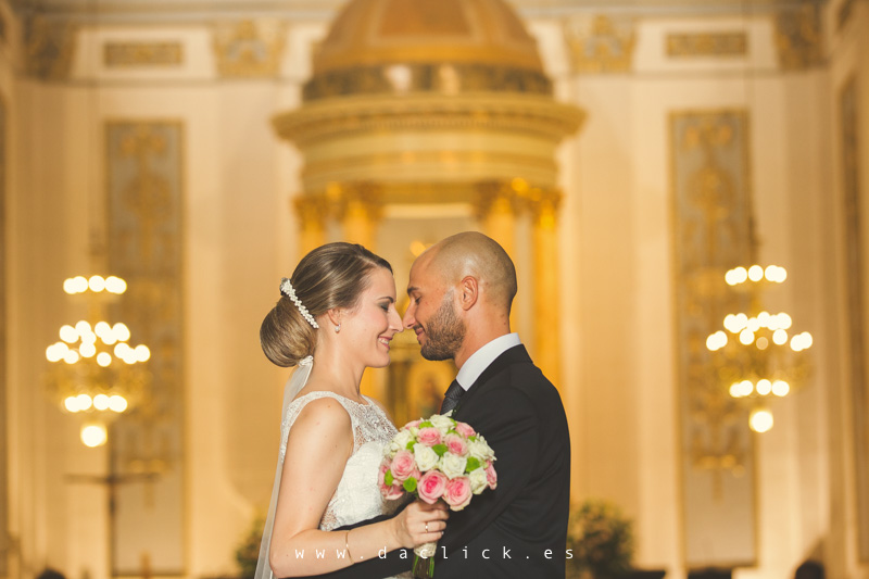 Novios junto el altar se miran