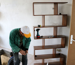 Bookshelf gets fitted to the wall Bookshelf gets fitted to the wall
