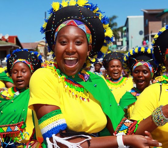 Wanawake+Warembo Wanawake warembo wa kabila la Kizulu Afrika ya Kusini wakiwa wamevalia ...
